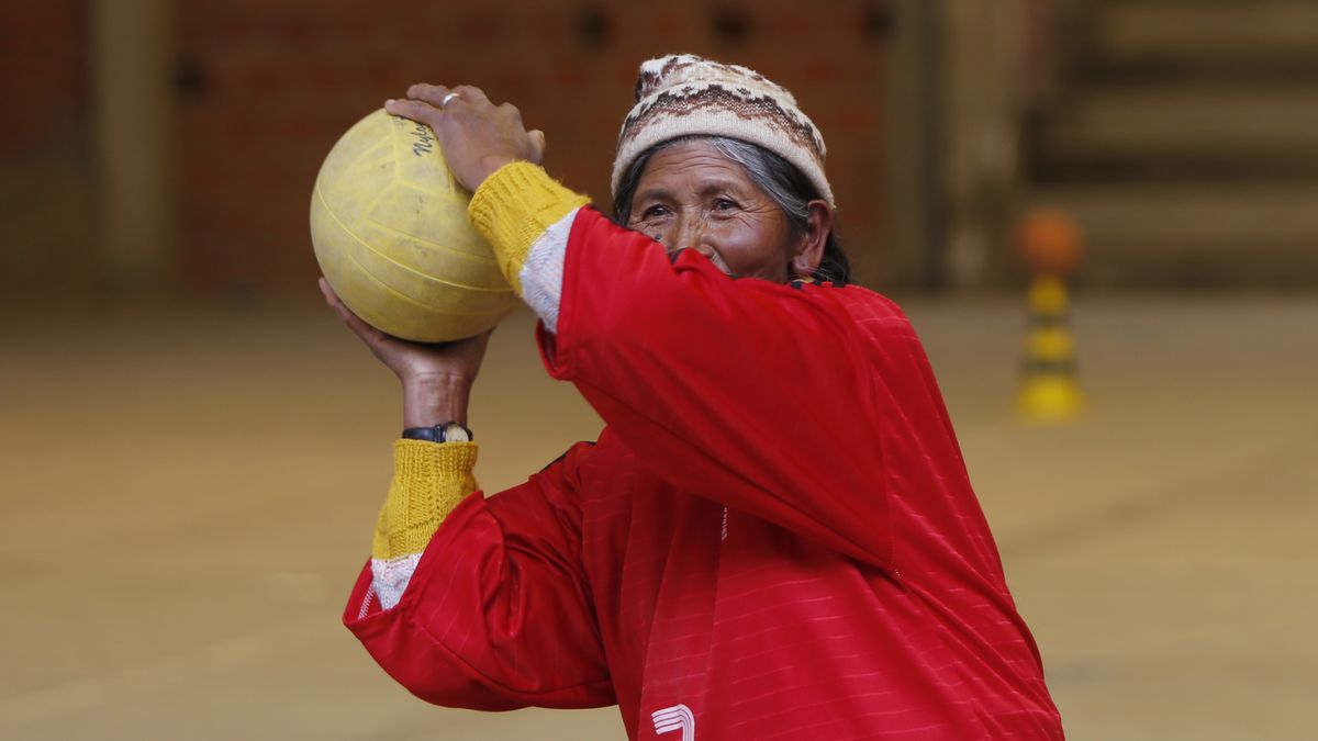 Abuelas aymaras usan como terapia el balonmano en Bolivia