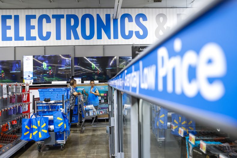Gente camina alrededor de un supermercado Walmart en Secaucus, Nueva Jersey, el 11 de julio de 2024. (Foto AP/Eduardo Munoz Alvarez, Archivo)