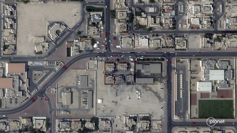 Esta imagen por satélite de Planet Labs PBC tomada el miércoles 10 de septiembre de 2025 muestra daños tras un ataque israelí el martes contra un complejo que alojaba a los líderes de Hamás en Doha, Qatar. (Planet Labs PBC via AP)