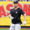 Aaron Judge, de los Yanquis de Nueva York, calienta antes de un juego ante los Guardianes de Cleveland, el miércoles 3 de mayo de 2023 (AP Foto/Frank Franklin II)