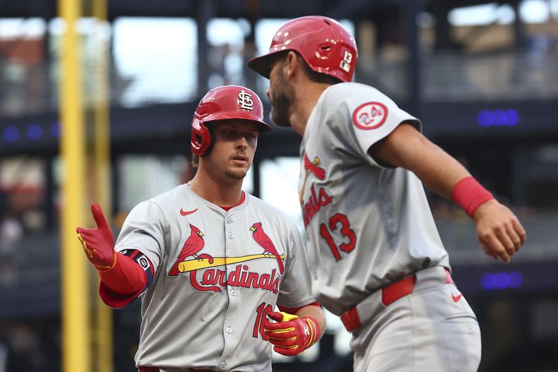 Nolan Gorman (izquierda), de los Cardenales de San Luis, festeja luego de conectar un grand slam ante los Piratas de Pittsburgh, el martes 2 de julio de 2024 (AP Foto/Jared Wickerham)