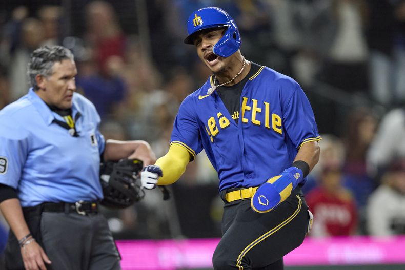 Julio Rodríguez, de los Marineros de Seattle, celebra una carrera gracias a un doble de Teoscar Hernández en el quinto inning del juego de la MLB contra los Medias Blancas de Chicago, el 16 de junio de 2023, en Seattle. (AP Foto/John Froschauer)