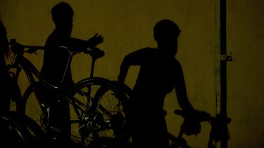 Venezolanos encuentran formas de salir a la calle de noche