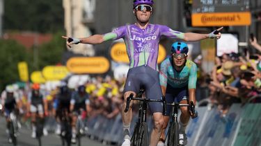El suizo Mauro Schmid celebra al cruzar la meta en la 13ra etapa del Tour de Francia que recorrió de Dole a Belfort, el viernes 17 de julio de 2026, en Francia. (AP Foto/Mosaab Elshamy)