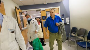 Esta imagen difundida por el Hospital General de Massachusetts muestra a Tim Andrews saliendo del hospital, el 1 de febrero de 2025, en Boston. (Kate Flock/Hospital General de Massachusetts vía AP, Archivo)