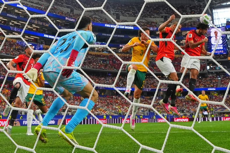 Mohamed Hany, de Egipto, anota en su propia puerta en el duelo de dieciseisavos de final de la Copa del Mundo ante Australia, el viernes 3 de julio de 2026 en Arlington, Texas (AP Foto/Julio Cortez)
