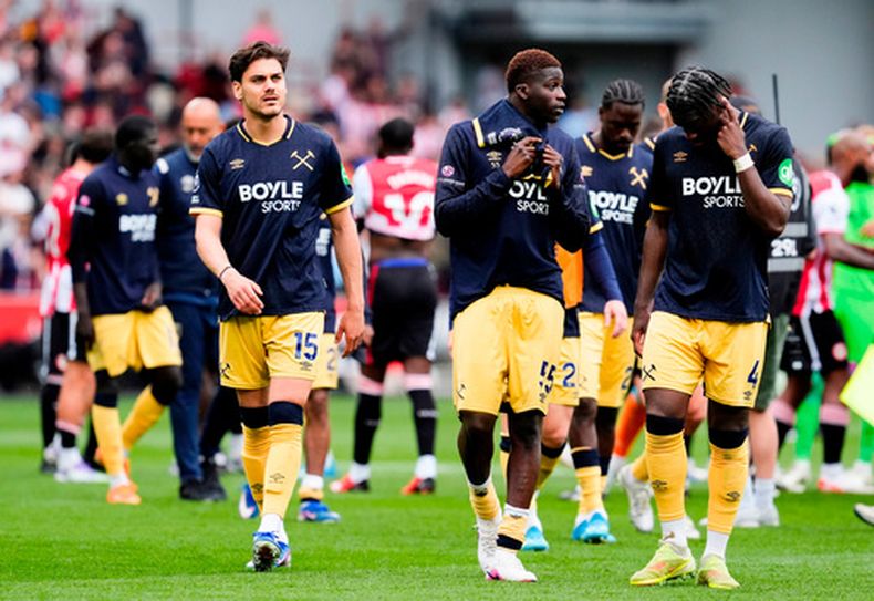 Konstantinos Mavropanos y sus compañeros del West Ham molestos con le resultado ante el Brentford en la Liga Premier el sábado 2 de mayo del 2026. (Nick Potts/PA via AP)