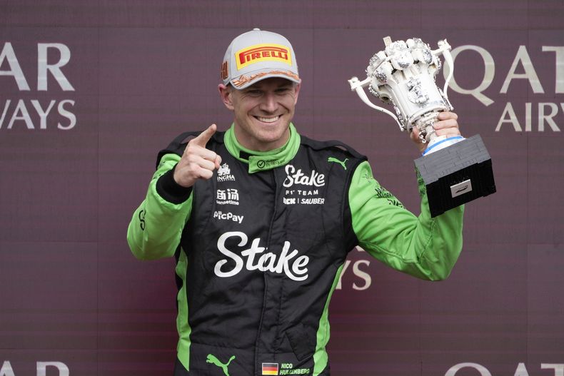 El piloto de Kick Sauber, Nico Hulkenberg de Alemania, sostiene el trofeo mientras celebra el 3er puesto durante la carrera del Gran Premio de Gran Bretaña de Fórmula 1 en el circuito de Silverstone en Silverstone, Inglaterra, el domingo 6 de julio de 2025. (AP Photo/Darko Bandic)