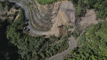 Una excavadora trabaja para despejar una carretera bloqueada por un deslizamiento de tierra en Palín, Guatemala, el miércoles 9 de julio de 2025, tras una docena de sismos y réplicas registradas por horas. (AP Foto/Moisés Castillo)