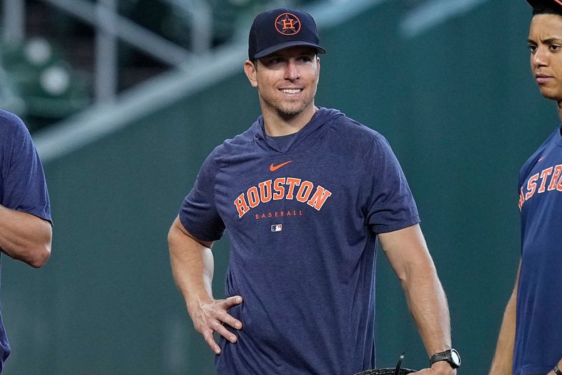 ARCHIVO - Troy Snitker, entrenador de bateo de los Astros de Houston, habla con los jugadores antes de un juego de béisbol contra los Rays de Tampa Bay, el viernes 28 de julio de 2023, en Houston. (AP Photo/Kevin M. Cox, Archivo)