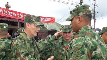 americateve | En esta imagen tomada el 15 de agosto de 2014 y distribuida por la oficina de prensa del ej&eacute;rcito de Colombia, el general Rub&eacute;n Dar&iacute;o Alzate (izquierda), da la mano a un soldado en Bogot&aacute;, Colombia. (Foto AP/Oficina de prensa d