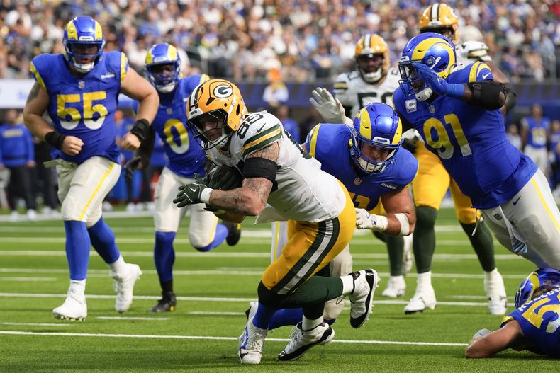 El tight end de los Packers de Green Bay, Tucker Kraft (85), lleva el balón a la zona de anotación para anotar un touchdown durante la segunda mitad contra los Rams de Los Ángeles, el domingo 6 de octubre de 2024, en Inglewood, California (AP Foto/Gregory Bull)