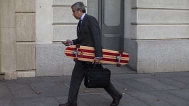 americateve | Un hombre que carga una patineta mira a su tel&eacute;fono m&oacute;vil en Madrid, Espa&ntilde;a, el lunes 4 de noviembre de 2013. La embajada de Estados Unidos en Madrid inform&oacute; que las actividades de espionaje a pol&iacute;ticos y ciudadanos de E