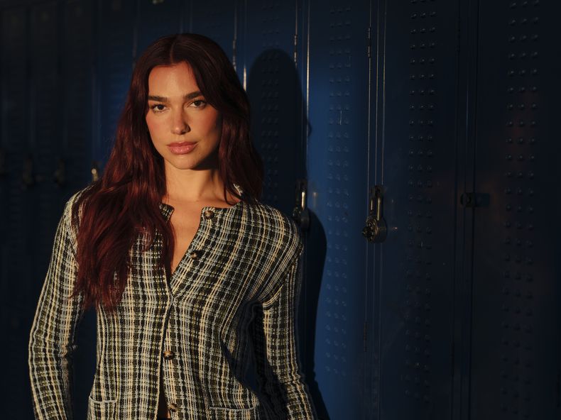 Dua Lipa posa para un retrato para promover su nuevo álbum Radical Optimism el viernes 26 de abril de 2024, en Nueva York. (Foto Drew Gurian/Invision/AP)