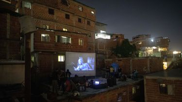 Noche de cine en barrio ofrece un respiro a los venezolanos