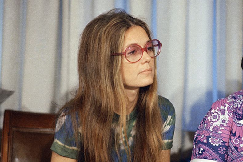 ARCHIVO - La activista por los derechos de la mujer Gloria Steinem, durante una conferencia de prensa en la oficina de la ACLU en Nueva York, el 12 de julio de 1973. (AP Foto/Richard Drew, archivo)