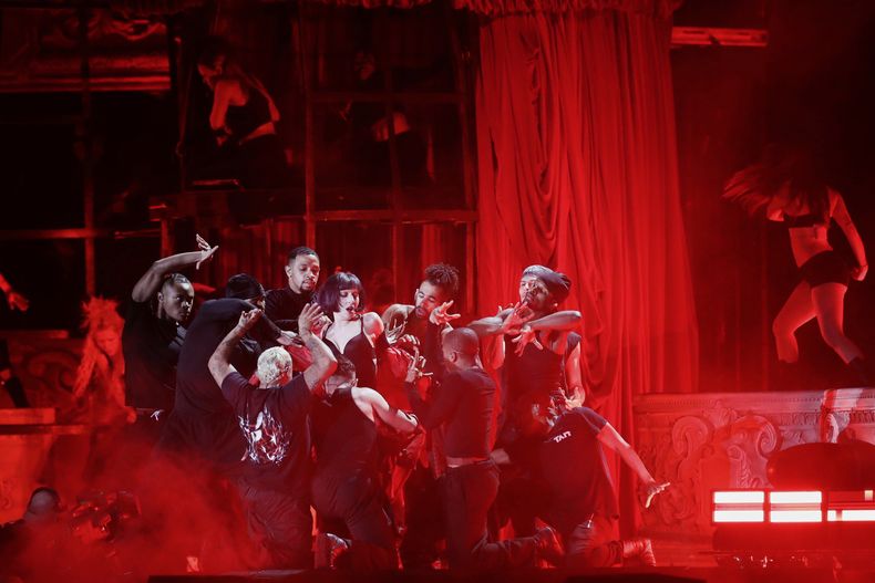 Lady Gaga participa en un ensayo un día antes de su concierto gratuito, en la playa de Copacabana, en Río de Janeiro, el viernes 2 de mayo de 2025. (Foto AP/Bruna Prado)
