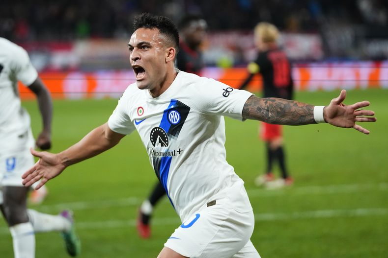 El argentino Lautaro Martínez festeja luego de anotar por el Inter ante el Salzburgo en un duelo de la Liga de Campeones, el miércoles 8 de noviembre de 2023 (AP Foto/Petr David Josek)