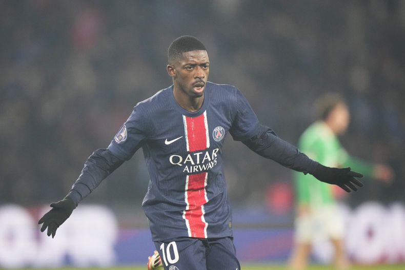Ousmane Dembele del Paris Saint-Germain celebra tras anotar el primer gol de su equipo en el encuentro ante el Saint-Etienne en la liga francesa el domingo 12 de enero del 2025. (AP Foto/Michel Euler)