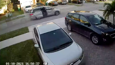 captado camara como un auto se estrella contra la barrera de un canal en homestead con menores dentro