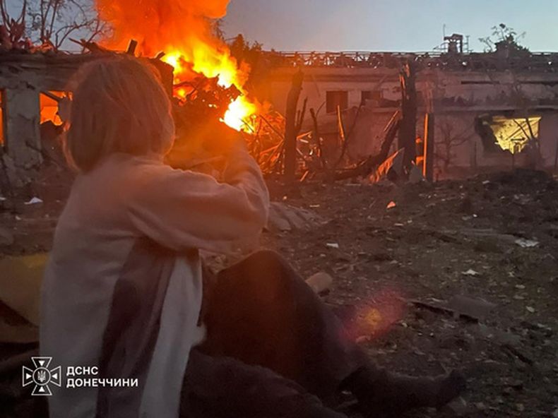 En esta imagen difundida por los Servicios de Emergencia de Ucrania, una mujer observa un edificio residencial dañado por un ataque ruso, el lunes 31 de agosto de 2026, en Sloviansk, Ucrania. (Servicios de Emergencia de Ucrania via AP)