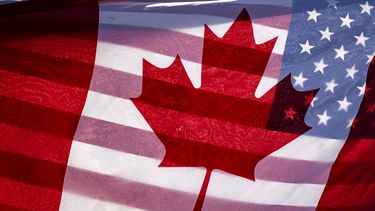 ARCHIVO - La luz del sol a través de las banderas de Canadá y Estados Unidos afuera del Parlamento en Ottawa, Canadá, el 1 de febrero de 2025. (Justin Tang/The Canadian Press vía AP, Archivo)
