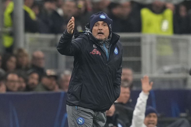 En foto del miércoles 12 de abril del 2023, el técnico del Napoli Luciano Spalletti da instrucciones durante el encuentro de ida de los cuartos de final de la Liga de Campeones ante el AC Milan. El sábado 29 de abril del 2023, le piden a Spalletti que prepare un mensaje ante la posibilidad de que el domingo confirmen el título de la Serie A. (AP Foto/Antonio Calanni)