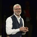 Steve Harley, de la banda Cockney Rebel, durante la grabación de un sencillo benéfico para la Fundación Jo Cox en el Backstage Center en Purfleet, Inglaterra, el 17 de noviembre de 2016. Harley falleció el 17 de marzo de 2024, informó su familia. (Victoria Jones/PA vía AP)