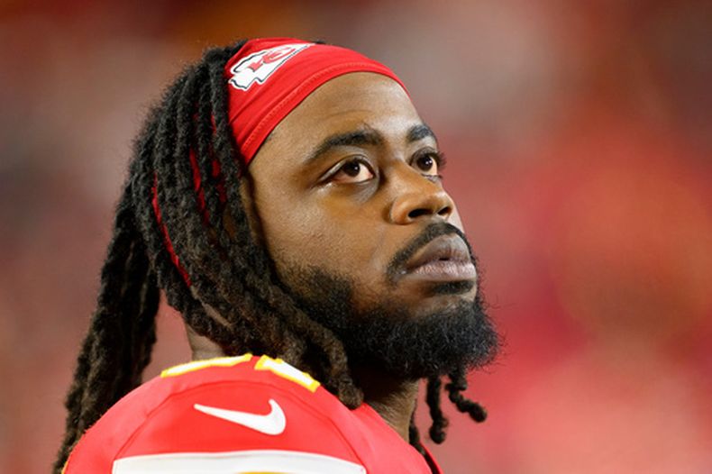 ARCHIVO - Foto del 27 de octubre del 2025, el defensive end de los Chiefs de Kansas City Mike Dana observa el marcador en el encuentro ante los Commanders de Washington. (AP Foto/Reed Hoffmann, Archivo)