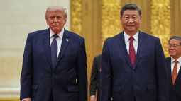 ARCHIVO - El presidente de EEUU, Donald Trump, a la izquierda, y el presidente chino Xi Jinping llegan a una cena de Estado en el Gran Salón del Pueblo el 14 de mayo de 2026, en Beijing. (AP Foto/Mark Schiefelbein)