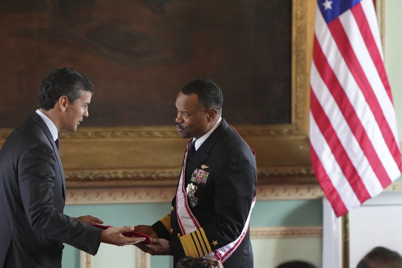 El presidente de Paraguay, Santiago Peña, otorga la Orden del Mérito General de División Bernardino Caballero en el grado de Gran Cruz, al almirante de la Marina estadounidense Alvin Holsey, jefe del Comando Sur de Estados Unidos, en el Palacio de Gobierno, en Asunción, Paraguay, el sábado 23 de agosto de 2025. (AP Foto/Jorge Saenz)