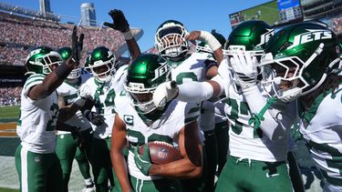 Minkah Fitzpatrick, safety de los Jets de Nueva York, sostiene el balón y celebra con sus compañeros de equipo después de interceptar un pase durante la primera mitad del partido de la NFL en contra de los Bears de Chicago, el domingo 4 de octubre de 2026, en Chicago. (AP Foto/David Banks)