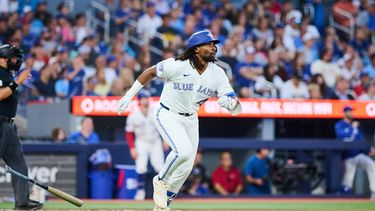 Charles McAdoo, de los Azuloejos de Toronto, corre las bases después de batear un cuadrangular en la quinta entrada del juego de béisbol de Grandes Ligas ante los Medias Rojas de Boston, el lunes 10 de agosto de 2026, en Toronto. (Sammy Kogan/The Canadian Press via AP)