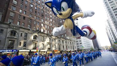 americateve | ARCHIVO - En esta imagen del 22 de noviembre de 2012, los operarios mantienen bajo control el globo del personaje Sonic the Hedgehog mientras recorre la ruta del Desfile del D&iacute;a de Acci&oacute;n de Gracias de Macys en Nueva York. Macy&rsquo;s info