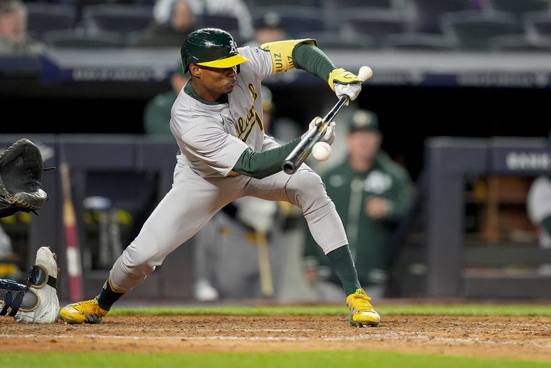 El jardinero dominicano de los Atléticos de Oakland Esteury Ruiz con un bunt en la octava entrada del juego ante los Yankees de Nueva York el jueves 25 de abril del 2024. (AP Foto/Bryan Woolston)