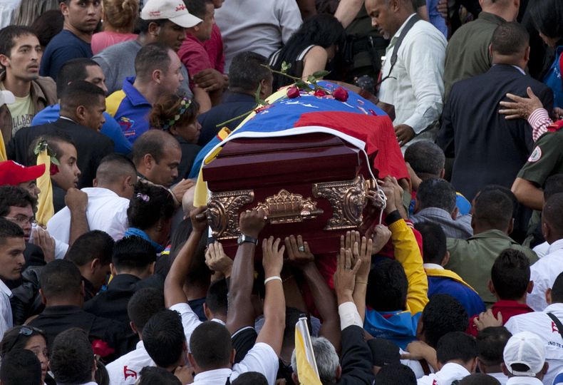 ARCHIVO - En esta foto del 2 de octubre de 2014, simpatizantes llevan el ata&uacute;d del asesinado diputado Robert Serra a su llegada a la Asamblea Nacional en Caracas, Venezuela. Las autoridades venezolanas ordenaron el viernes 17 de octubre de 2014 la