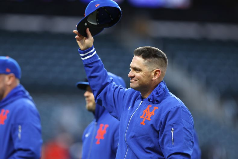 El venezolano Carlos Mendoza, piloto de los Mets de Nueva YOrk, agradece al público tras el triunfo por 2-1 sobre los Tigres de Detroit, en el segundo juego de una doble tanda realizada el jueves 4 de abril de 2024 (AP Foto/Noah K. Murray)