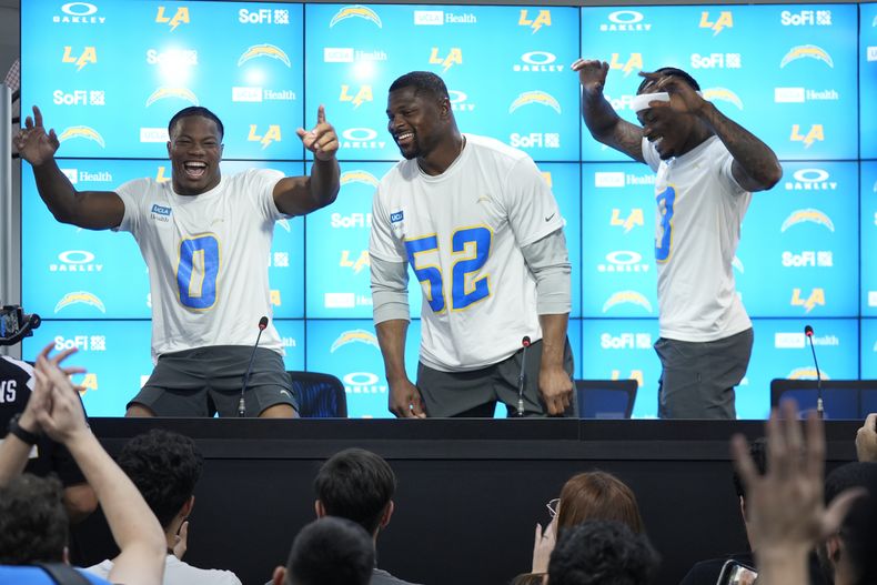 Daiyan Henley (0), Khalil Mack (52) y Derwin James Jr., de los Chargers de Los Ángeles, ríen en una conferencia de prensa realizada el miércoles 3 de septiembre de 2025, en Sao Paulo (AP Foto/Fernando Llano)