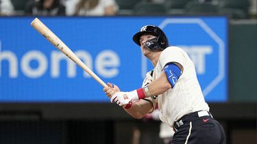 Josh Jung, de los Rangers de Texas, conecta un jonrón de dos carreras en el encuentro del sábado 5 de agosto de 2023, ante los Marlins de Miami (AP Foto/Tony Gutiérrez)
