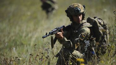 En esta imagen, tomada el 19 de agosto de 2025 y distribuida por el servicio de prensa de la 127ma Brigada Separada de Defensa Territorial, soldados de entre 18 y 24 años realizan formación militar cerca de Járkiv, Ucrania. (Anatolii Lysianskyi/127ma Brigada Separada de Defensa Territorial vía AP)