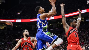 Con triple-doble de Antetokounmpo, Bucks vencen a Raptors