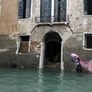 ARCHIVO - La obra de Bansky The Migrant Child parcialmente sumergida en Venecia, Italia, el 15 de noviembre de 2019. (Foto AP/Luca Bruno, archivo)