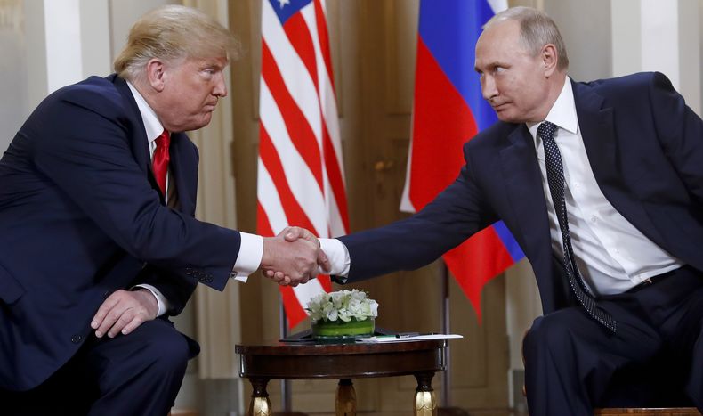 ARCHIVO - El presidente Donald Trump y el presidente ruso Vladímir Putin se dan la mano al comienzo de una reunión en el Palacio Presidencial en Helsinki, Finlandia, el 16 de julio de 2018. (AP Foto/Pablo Martínez Monsiváis, Archivo)