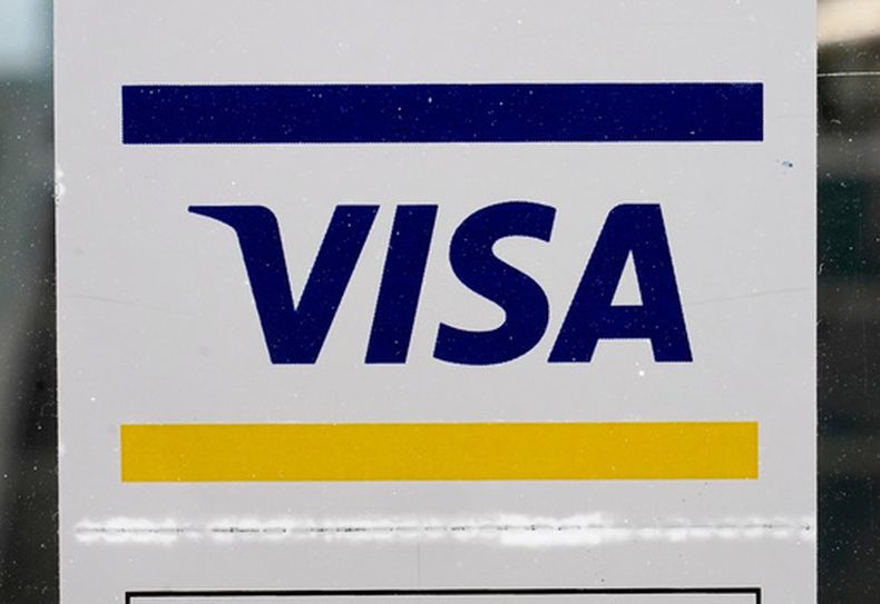 Un cartel de Visa en la puerta de un negocio, el 27 de abril de 2021, en Urbandale, Iowa. (Foto AP/Charlie Neibergall, Archivo)