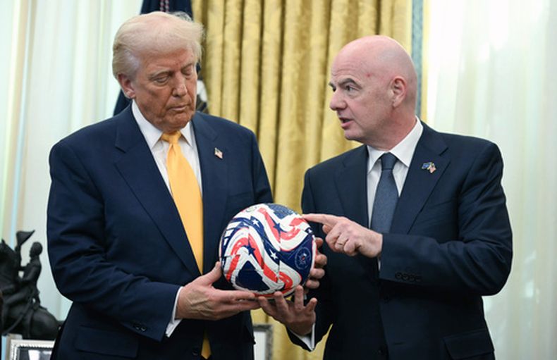 ARCHIVO - El presidente de la FIFA, Gianni Infantino, a la derecha, presenta al presidente Donald Trump el nuevo balón oficial de la Copa Mundial de Clubes de la FIFA en la Oficina Oval de la Casa Blanca en Washington, 7 de marzo de 2025. (Jim Watson/Pool Photo vía AP, archivo)