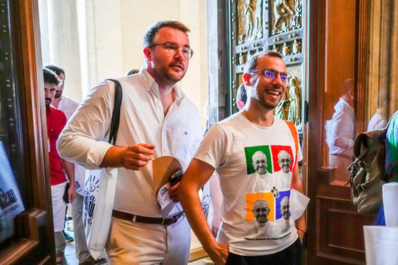 ARCHIVO - Miembros de Católicos LGBTQ+ y sus familias, que participaron en una peregrinación a Roma con motivo del Año Santo, pasan por la Puerta Santa de la basílica de San Pedro del Vaticano, el 6 de septiembre de 2025. (AP Foto/Andrew Medichini, archivo)