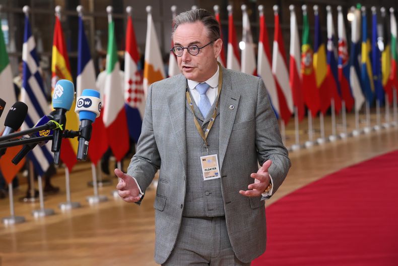 El primer ministro de Bélgica, Bart De Wever, habla con los medios a su llegada para una cumbre de la UE en la sede del Consejo Europeo en Bruselas, el jueves 23 de octubre de 2025. (AP Foto/Francois Walschaerts)