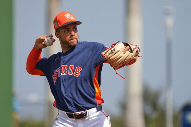El campocorto de los Astros de Houston Jeremy Peña calienta en la segunda entrada del juego de exhibición ante los Cardenales de San Luis el domingo 22 de febrero del 2026 en West Palm Beach, Florida, EE.UU. (AP Foto/Jeff Roberson)