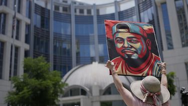 Katheryn Millwee sostiene un retrato de Kilmar Ábrego García fuera de un tribunal federal, el miércoles 25 de junio de 2025, en Nashville, Tennessee. (AP Foto/George Walker IV)