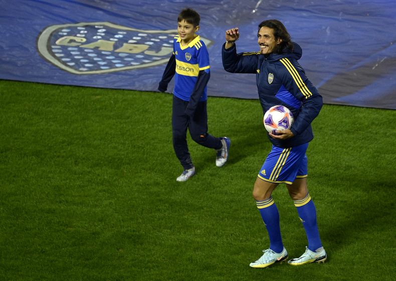 El delantero uruguayo Edinson Cavani, nuevo jugador de Boca Juniors, ingresa al estadio La Bombonera de Buenos Aires con su hijo Lucas, el lunes 31 de julio de 2023, en Buenos Aires. (AP Foto/Gustavo Garello)
